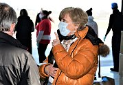 Centrální sklad ochranných prostředků na letišti v Plané navštívila jihočeská hejtmanka Ivana Stráská.