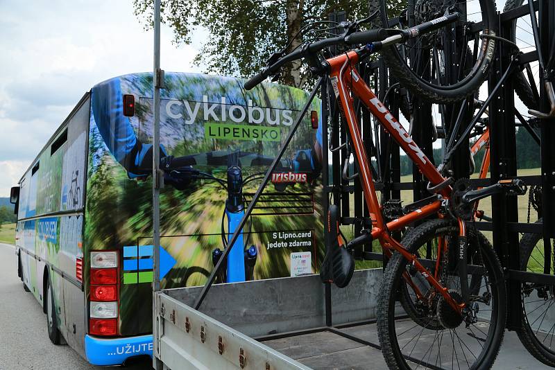 Turisty i místní svezou v létě na pravém břehu Lipna dotované cyklobusy.