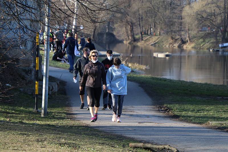 Krásné počasí v pátek lákalo stovky lidí k procházkám u řeky Malše, v sobotu se ale vrátil déšť, vítr a ochladilo se.