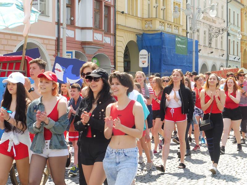 Budějovický majáles vyvrcholil v pátek 24. května tradičním průvodem městem. Studenti ze 17 škol prošli ulicemi centra v maskách. Dav mířil na Sokolský ostrov, kde program pokračoval volbou Krále majálesu. Navečer se zde tradičně koná hudební program.