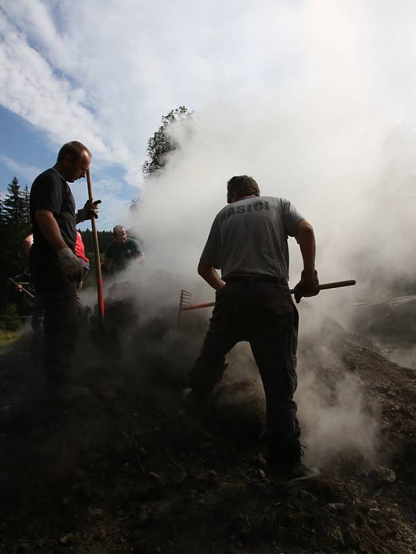 Dobrovolní hasiči z Nové Pece na Šumavě nehasili požár, ale pálili po staru uhlí v milíři