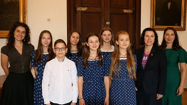 V minulých dnech navštívila budějovickou radnici velvyslankyně Lotyšska, úspěšný soubor Jitřenka (na snímku) nebo žáci ZŠ Dukelská.