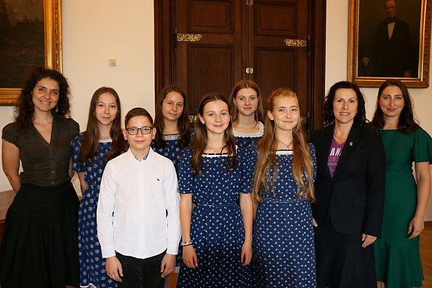 V minulých dnech navštívila budějovickou radnici velvyslankyně Lotyšska, úspěšný soubor Jitřenka (na snímku) nebo žáci ZŠ Dukelská.