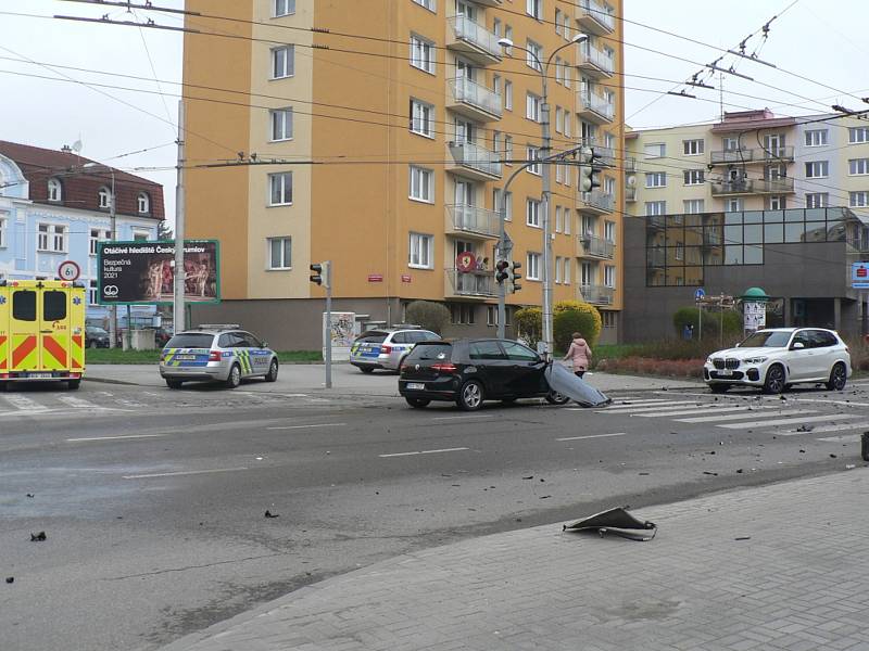 Nehoda na Lidické v Českých Budějovicích. Lidická byla kvůli tomu v neděli dopoledne zcela uzavřena nedaleko Samsona.