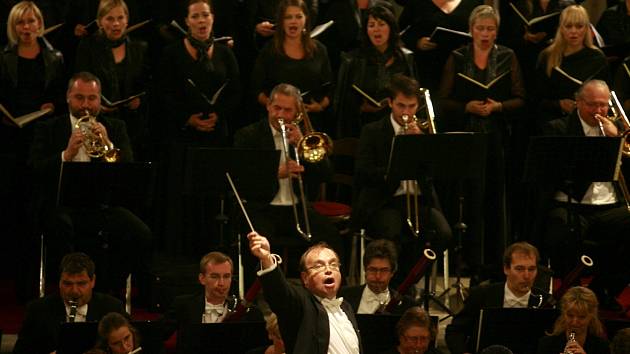 Verdiho requiem v podání Filharmonie Brno zazněl na závěř hudeních slavností Emy Destinové v kostele sv. Jana Nepomuckého v Českých Budějovicích. Dirigent Leoš Svárovský, sopran Katia Pellegrino, Český filharmonický sbor a další..