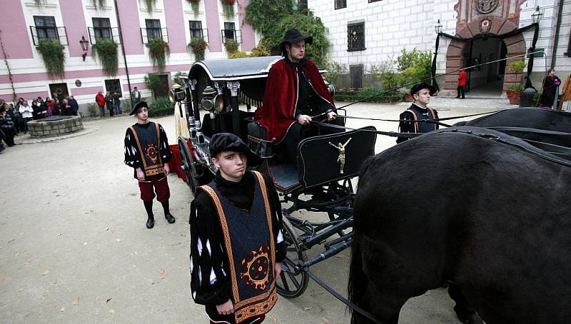 Přesná rekonstrukce pohřbu včetně procesí a smuteční hostiny v Třeboni připomněla 4. listopadu čtyrřsetleté výročí od úmrtí posledního Rožmberka Petra Voka. Pohřeb začal v Erbovním sále na zámku výstavou pohřebních květinových vazeb.