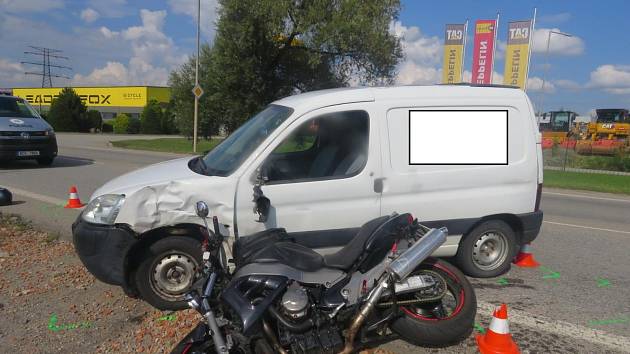 Nehoda motorky a malé dodávky na Okružní v Českách Budějovicích.