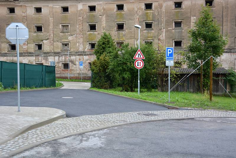 Parkoviště ve Zborovské ulici. Jeho kapacita je 30 aut.