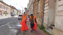 Budějčtí bezdomovci uklízeli v pátek 3. července Rudolfovskou třídu. Vedl je dobrovolník František. Za odměnu dostanou stravenky.