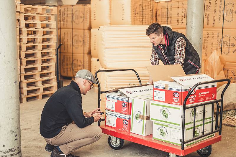 Pivo s příjemnou hořkostí a plností uvařili dlouholetí přátelé podsládek Petr Košin z Budvaru a sládek Michal Kuřec z minipivovaru Nachmelená Opice.