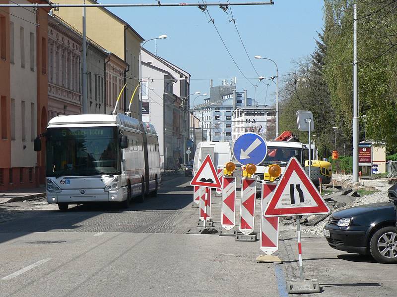 V Českých Budějovicích se letos promění několik křižovatek. Na snímku práce na křižovatce ulic Pekárenská - Jírovcova.