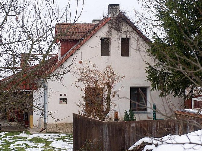 Obyvatelé Dubence u Dívčic na Českobudějovicku nemohou stále uvěřit, že jejich sousedé přepadali banky v Německu. Na snímku dům lupičů v Dubenci.