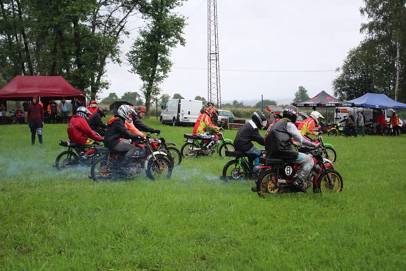 Fichtl cup Florida, terénní závod motocyklů Jawa 50 Pionýr, se jel u Hůrského rybníka u Adamova na Českobudějovicku.