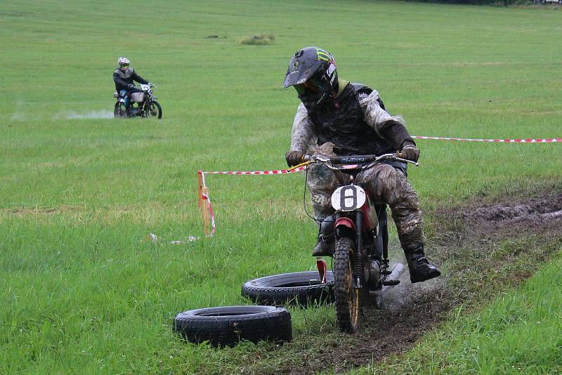 Fichtl cup Florida, terénní závod motocyklů Jawa 50 Pionýr, se jel u Hůrského rybníka u Adamova na Českobudějovicku.