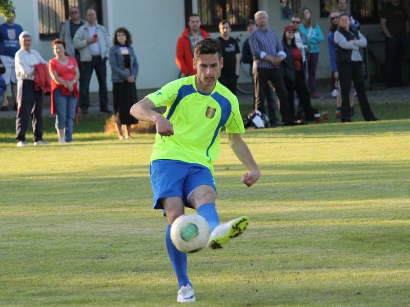 Přátelský duel hokejistů Motoru v Nemanicích skončil výhrou domácích fotbalistů (4:1), hráči i fanoušci se dobře bavili.