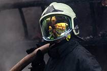 Hašení fiktivního požáru elektrárny bylo jednou z ukázek, jimiž se prezentovali hasiči na cvičení Zóna 2015.
