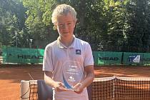 Za vítězství na turnaji starších žáků letos v Houštce dostal Tomáš Fencl plaketu
