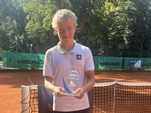  Za vítězství na turnaji starších žáků letos v Houštce dostal Tomáš Fencl plaketu