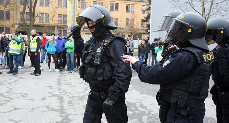 Motor nehrál. Přesto z českobudějovické Budvar Arény vyváděli policisté nevychované fanoušky. Celkem 250 lidí se zapojilo do součinnostního policejního cvičení.