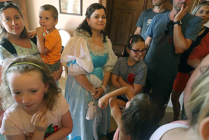 Komentované prohlídky na hradě v Nových Hradech pro děti,kde provází v roli hraběnky Terezie Lucie Mrvková