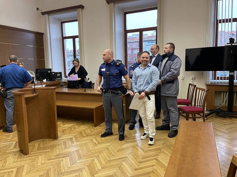 Drogový boss Rudolf Chalaš si opět vyslechl rozsudek. Dealer z Vimperka, policisty přezdívaný Satan, usedl na lavici obžalovaných spolu se svým komplicem Dominikem Luderou.