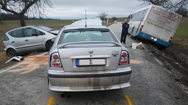 Dvě nehody na stejném místě - nejdříve boural autobus, později dvě auta.