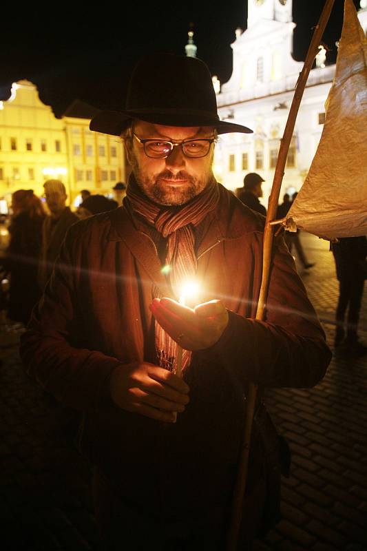 Lampionový průvod v Českých Budějovicích uspořádalo město České Budějovice a herec Víťa Marčík, který chtěl, aby lidé zavzpomínali na zesnulé.