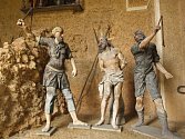 Sochy, které byly součástí unikátní křížové cesty kolem Římova, jsou od víkendu pryč. Na snímku jsou tři z celkem sedmi ukradených postav.