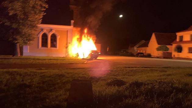 V Češnovicích 6. září auto narazilo do kapličky a začalo hořet. Policista David Pavelka, který jel kolem, řidiče včas vyprostil a zachránil mu život.