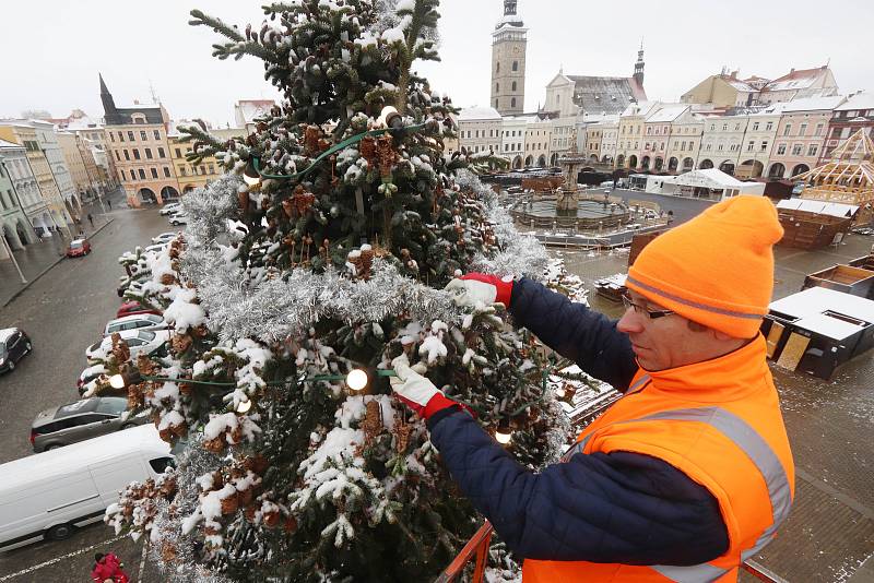 Zdobení vánočního stromu v Českých Budějovicích