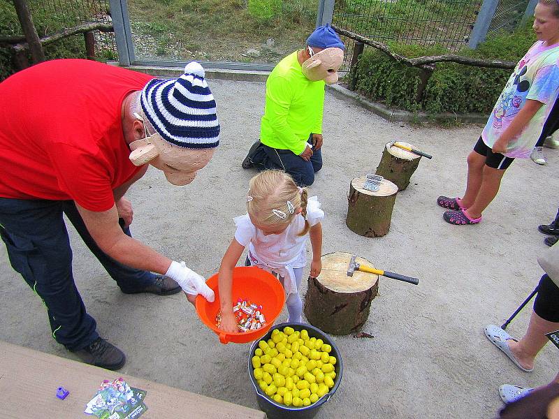 Večerní pohádková zoo přilákala desítky návštěvníků.