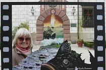 JAKO VE FILMU. Ludmila Zemanová, dcera režiséra Karla Zemana, představila na Anifilmu v Třeboni muzeum svého otce. Na snímku před jednou z atrakcí na nádvoří zámku.