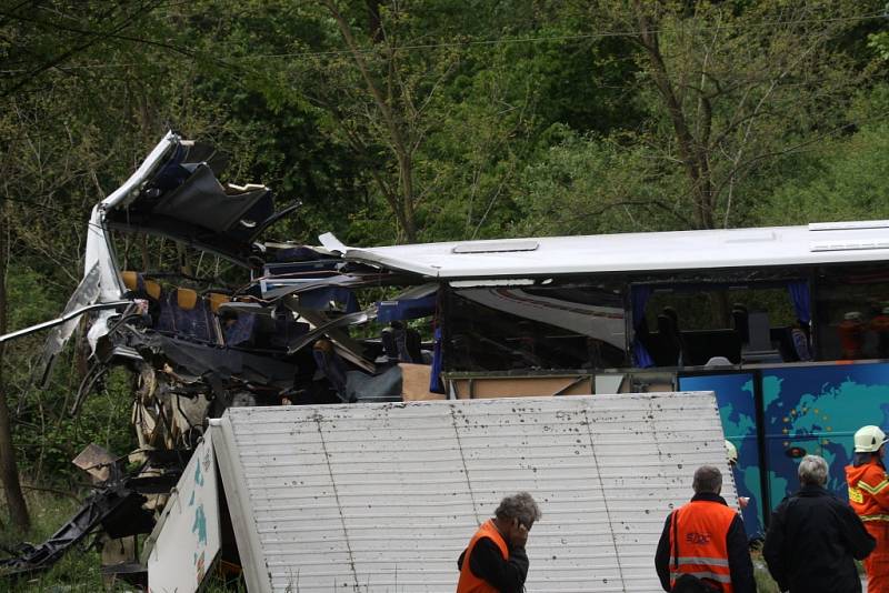 Vlak, v němž cestovaly děti na školní výlet, se ve čtvrtek ráno střetl u Hluboké s autobusem.