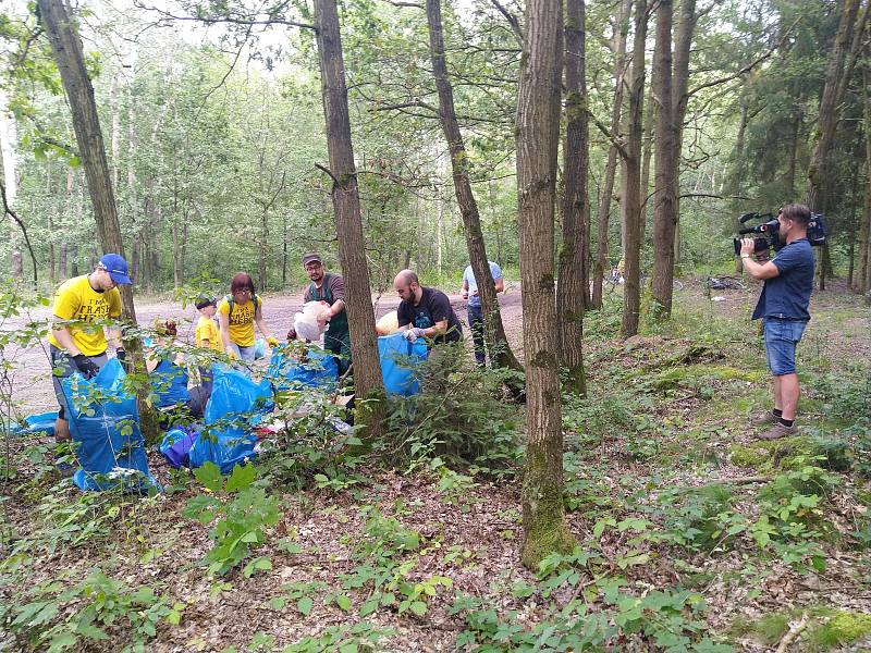 Dobrovolníci z českobudějovického uskupení Trash Hero uklízí město.