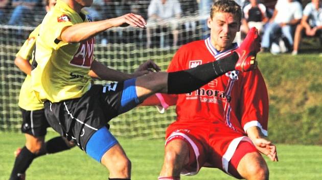 Po středeční hladké pohárové výhře ve Velkém Meziříčí (Petr Šíma odkopává před domácím Krejčím) budou fotbalisté Dynama v sobotu na Strahově sparringpartnery národního mužstva.  A moc se na zápas těší.