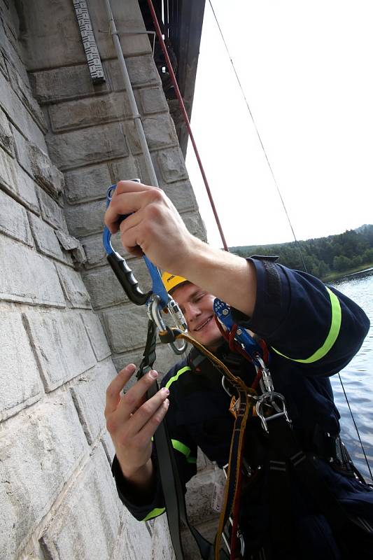 Lezecké cvičení hasičů na Husinecké přehradě