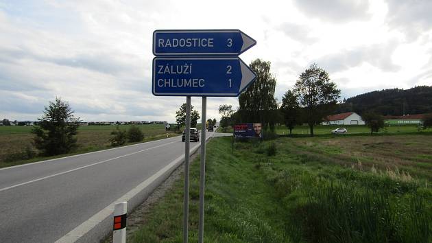 Sporné umístnění reklamních nosičů je například kolem hlavního tahu z Českých Budějovic na Krumlov a Lipno na silnici I. třídy číslo 39.