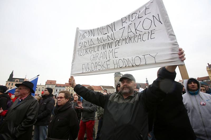 Na demonstraci "Islám v ČR nechceme" přišly stovky účastníků.