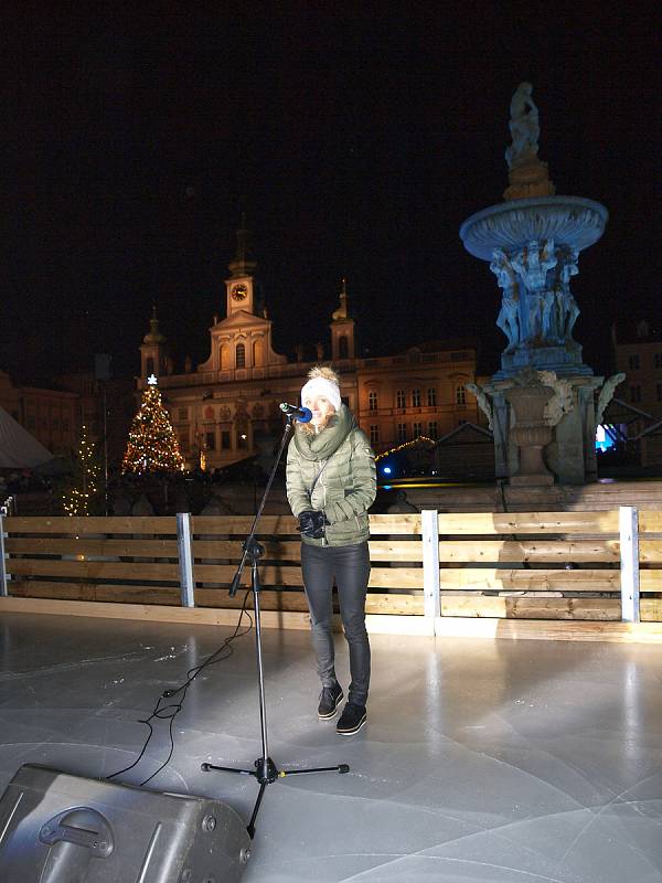 Adventní městečko na budějovickém náměstí je kompletní. Poté, co se v sobotu v podvečer rozzářil vánoční strom, vyrazili první bruslaři na kluziště kolem Samsonovy kašny.