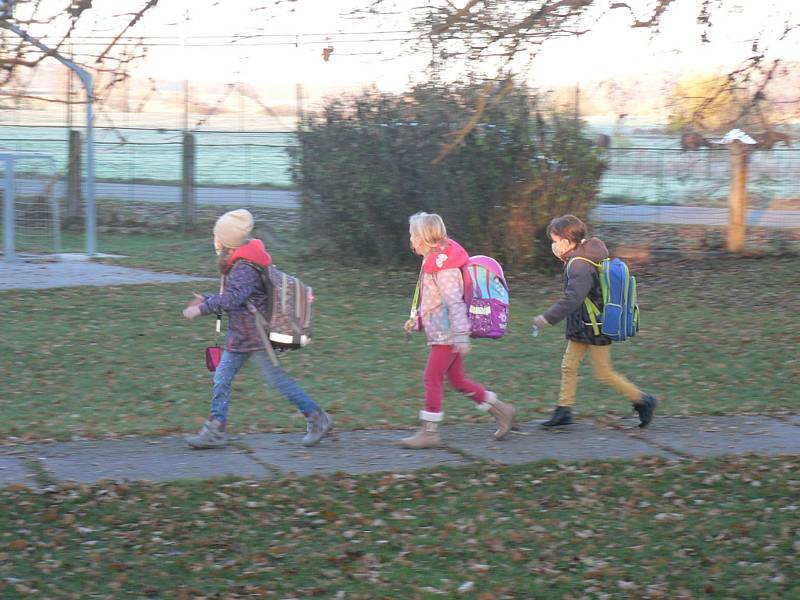 Žáci první a druhé třídy nastoupili 18.listopadu 2020 po přestávce vyvolané koronavirem i do Jubilejní základní školy svatováclavské ve Strýčicích.