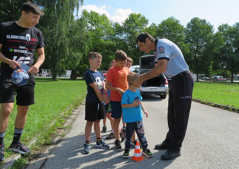 Policejní mluvčí Milan Bajcura na příměstském táboře v Českých Budějovicích nechal děti nahlédnout do policejního automobilu a vyzkoušet si mohly také brýle navozující opilost a vliv omamných a psychotropních látek.