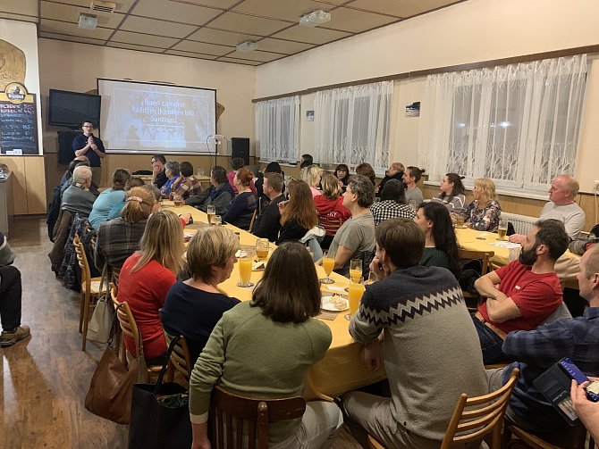 O svém cestovatelském putování přijel vyprávět do Hůrek náměstek hejtmana František Talíř.