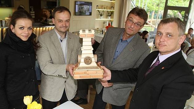 Turnaj pro neorganizované šachisty odstartoval  v českobudějovické kavárně Lanna. Představil putovní pohár.