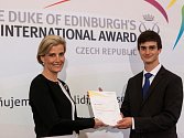 Zlatý certifikát Mezinárodní ceny vévody z Edinburgu z rukou Její královské Výsosti, hraběnky Sophie z Wessexu přijal student Ivan Matéjic .