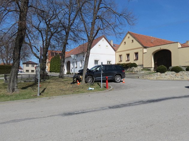 Řidič se 2,7 promile v Lipí boural do stromu. Zřejmě způsobil i nehodu v Brlohu.