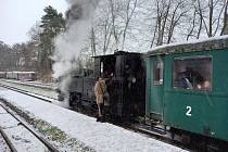 Adventní jízda parního vlaku Jindřichohradeckých místních drah v sobotu 4. prosince 2021. Od roku 2025 se podobná parní jízda na trati Praha - České Budějovice nebude konat, jedině, pokud by parní lokomotiva byla nově vybavena speciálním zařízením.