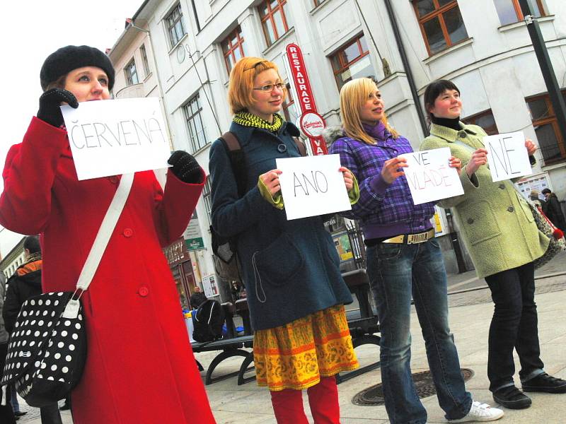 Červená ano, ne ve vládě. Také tento transparent doprovázel středeční antikomunistický happening v Českých Budějovicích.