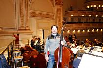 Několik Jihočechů, členů České filharmonie, si zahrálo při turné orchestru v USA ve slavné Carnegie Hall. Zážitkem bylo i setkání s dojatými krajany. Na snímku kontrabasista Petr Ries.