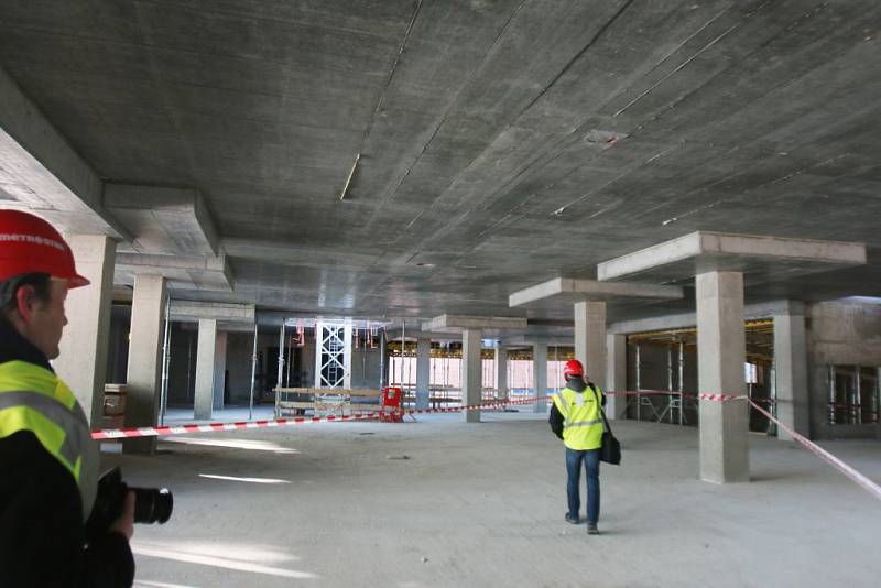 Zvětšené a modernější obchodní centrum na budějovické Pražské třídě se otevře koncem října.