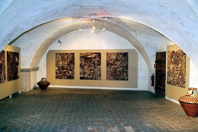 Otto Placht, malíř jihoamerické džungle, se představuje v českokrumlovském Egon Schiele Art Centru. Výstava Duše pra/lesa přináší ještě díla syna šamana Dimase Paredese Armase a Jaroslava Hněvkovského.